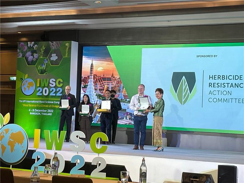 Attendees discussing weed science